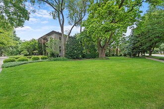 108 S Adams St in Hinsdale, IL - Foto de edificio - Building Photo
