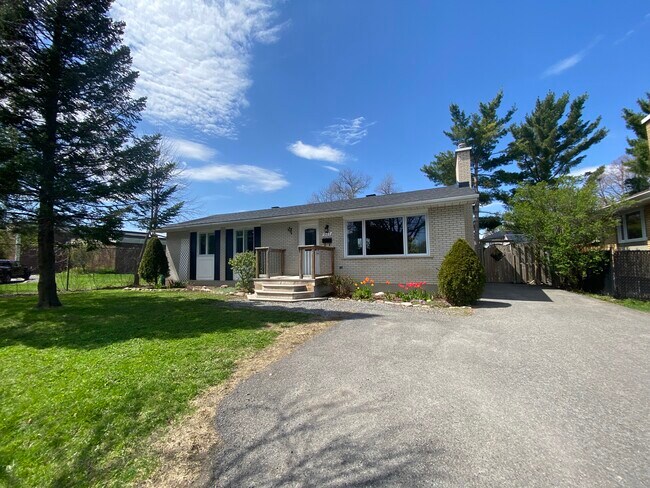 877 Dynes Rd in Ottawa, ON - Building Photo - Building Photo