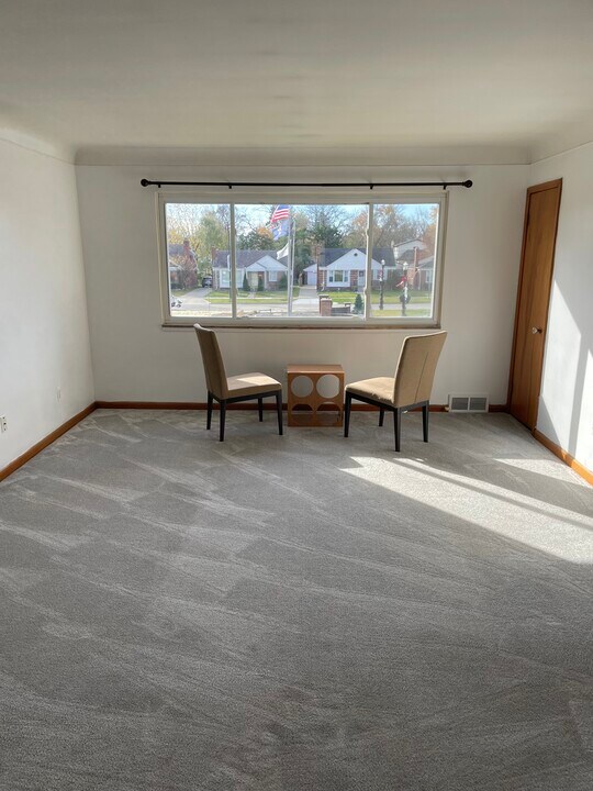 2192 Vernier Rd in Grosse Pointe Woods, MI - Building Photo