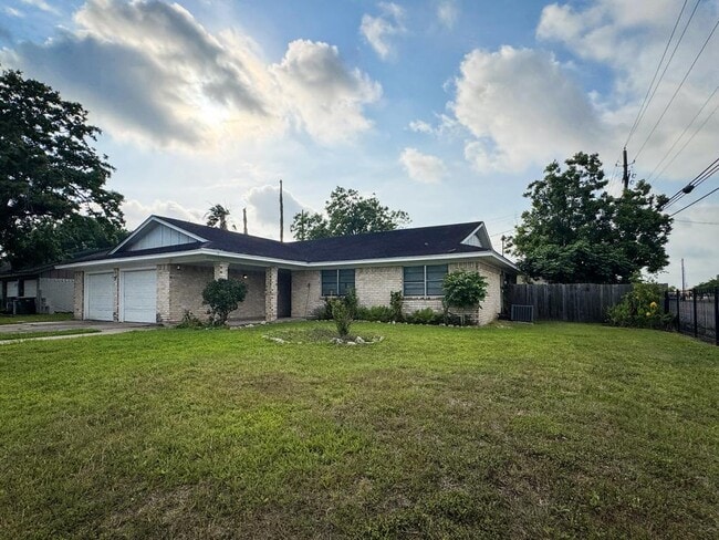 102 Tanglewood Dr in Victoria, TX - Building Photo - Building Photo