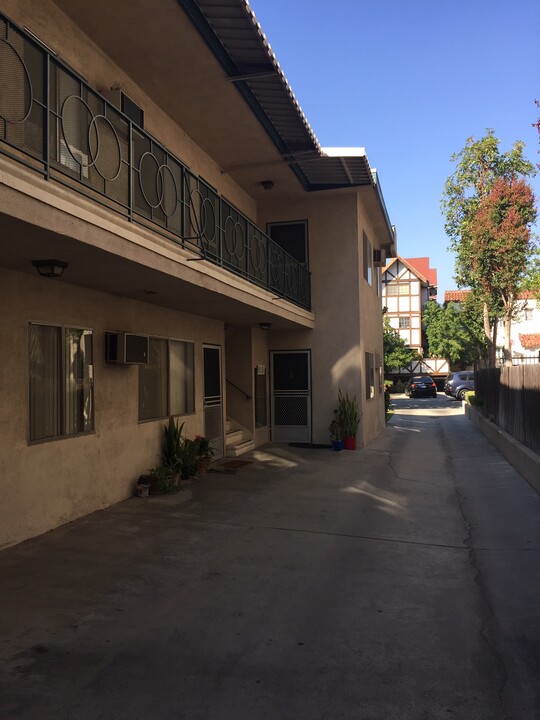 128 W Chestnut St, Unit 04 in Glendale, CA - Building Photo