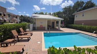 4605 SW 75th Way in Davie, FL - Building Photo