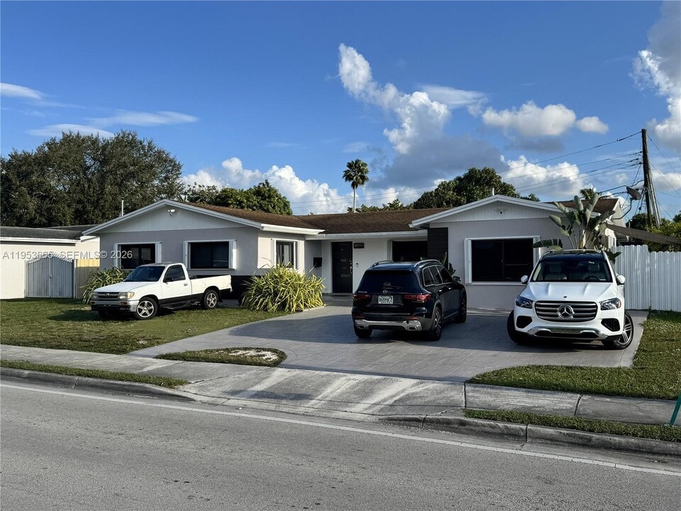 10394 Fairway Heights Blvd in Miami, FL - Building Photo