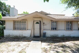 5632 Birchmont Dr in Houston, TX - Building Photo