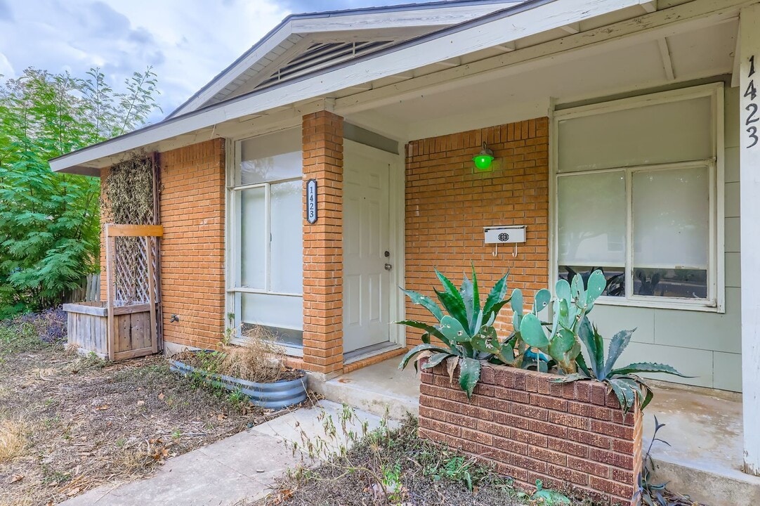 1423 Westmoor Dr in Austin, TX - Building Photo