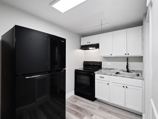 Dartmouth Place Apartments in Geneva, OH - Building Photo - Building Photo