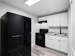 Dartmouth Place Apartments in Geneva, OH - Foto de edificio - Building Photo