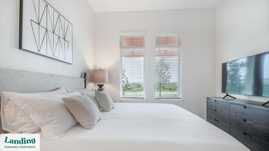 5256 International Dr in Orlando, FL - Building Photo - Building Photo