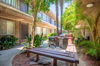 6210 Whitsett in North Hollywood, CA - Building Photo - Building Photo