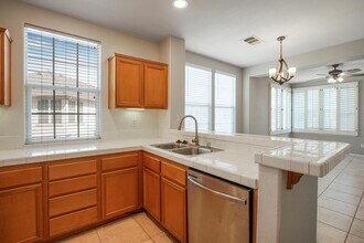 24116 Victoria Ln-Unit -24116 Victoria Lane #65 in Santa Clarita, CA - Building Photo - Building Photo