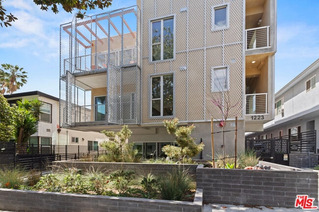 property at 1223 Hayworth Ave