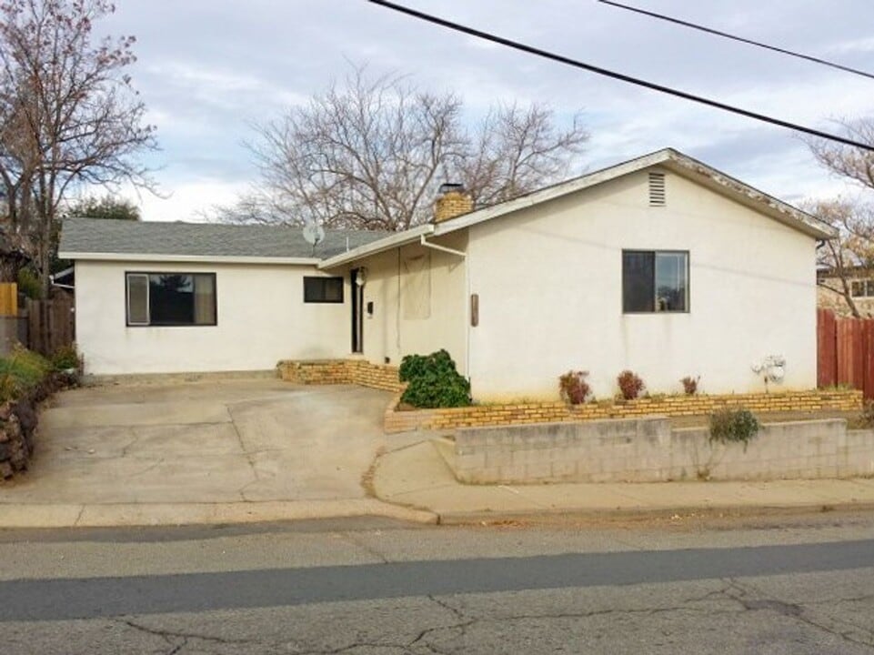 1830 Rosaline Ave in Redding, CA - Building Photo