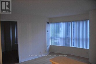 36-736 Lee Centre Dr in Toronto, ON - Building Photo - Building Photo