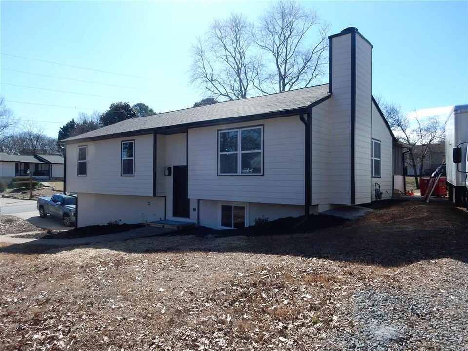 218 Trickum Hills Ln in Woodstock, GA - Building Photo