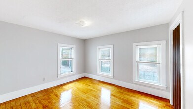 52 Newcomb St in Quincy, MA - Foto de edificio - Building Photo