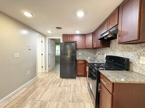 329 Forrest St, Unit 1 in Jersey City, NJ - Building Photo - Building Photo