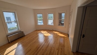 20 Kosta St, Unit 3 in Worcester, MA - Foto de edificio - Building Photo
