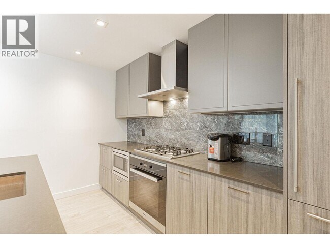 2288 Alpha Ave in Burnaby, BC - Building Photo - Building Photo