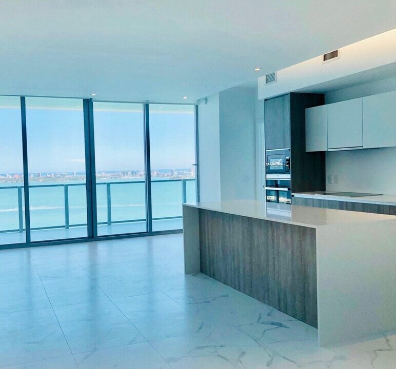 2900 NE 7th Ave, Unit 2404 in Miami, FL - Building Photo