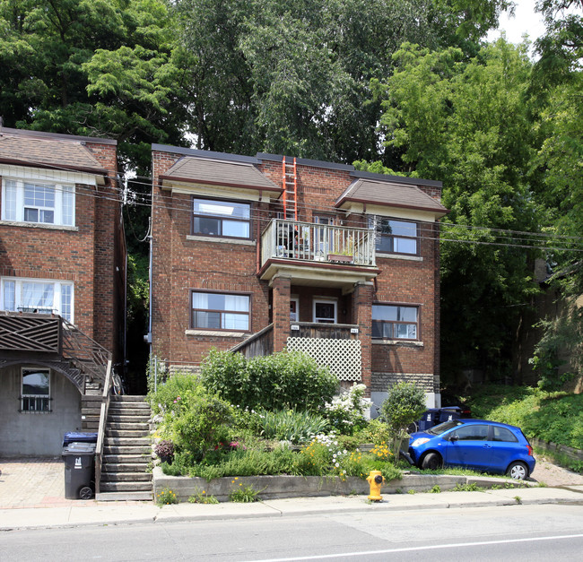 842-844 Davenport Rd in Toronto, ON - Building Photo - Building Photo