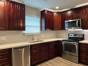 304 S Shadowbend Dr in Friendswood, TX - Building Photo - Building Photo