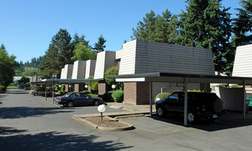 Rivertowne Apartments in Eugene, OR - Building Photo - Building Photo