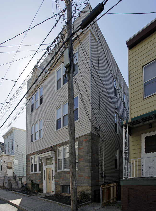 229 Lembeck Ave in Jersey City, NJ - Building Photo - Building Photo