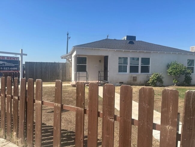 501 Linda Vista Dr in Bakersfield, CA - Building Photo - Building Photo