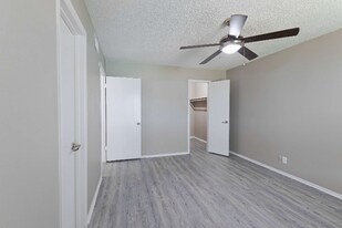 531 Bedford Rd in Bedford, TX - Building Photo