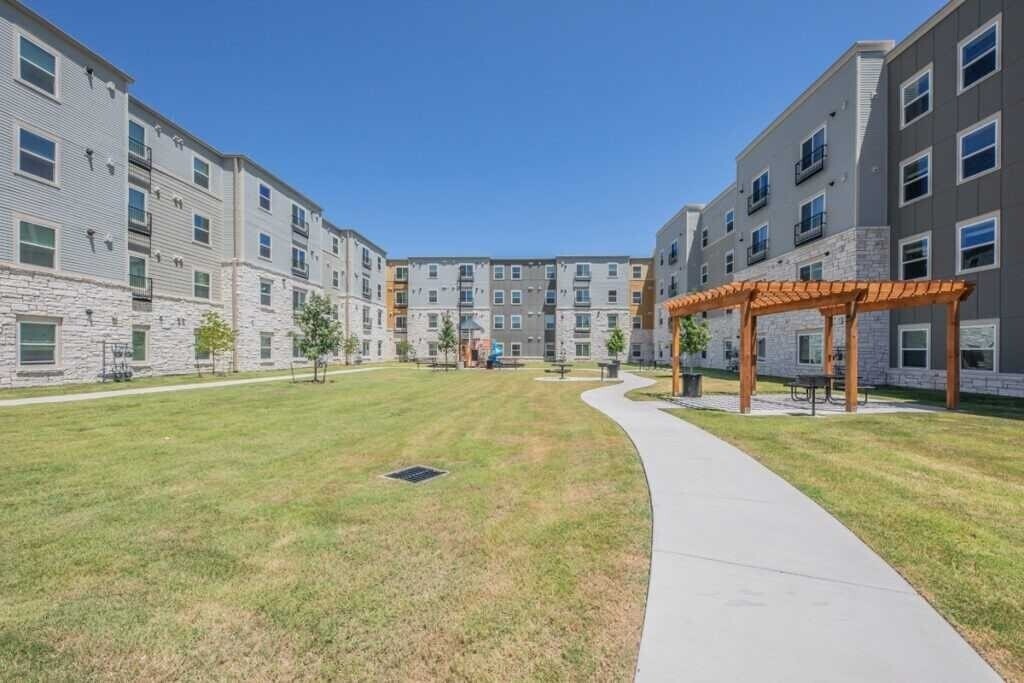 1975 Russell Cave Rd in Lexington, KY - Building Photo