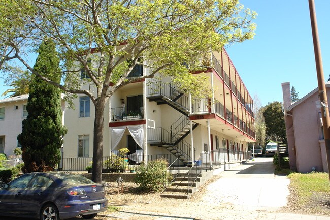 1635 Martin Luther King Jr Way in Berkeley, CA - Foto de edificio - Building Photo