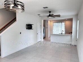 379 Annies Pl in Jacksonville, FL - Foto de edificio - Building Photo