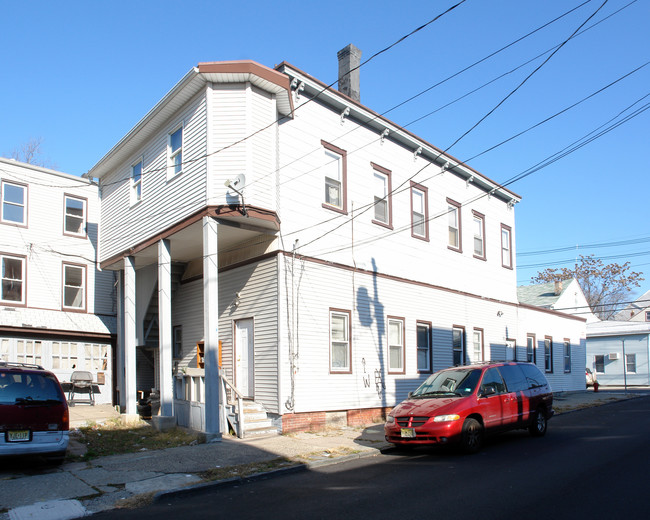 211 Liberty St in Paterson, NJ - Foto de edificio - Building Photo