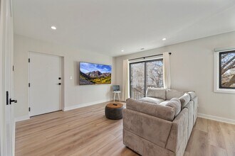 7109 N Western Ave, Unit 2N in Chicago, IL - Building Photo - Building Photo