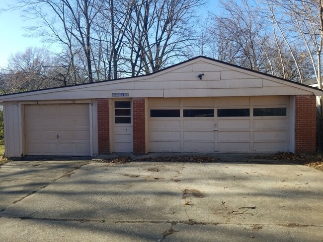 9812 Saturn Dr in Louisville, KY - Building Photo - Building Photo