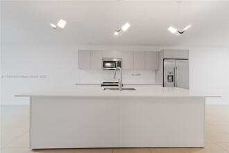 2555 NE 193rd St in Miami, FL - Building Photo - Building Photo