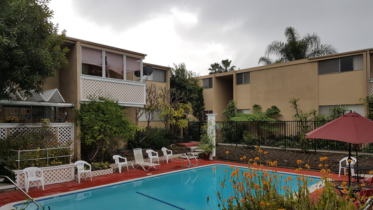 Parkwood Apartments in Bellflower, CA - Building Photo