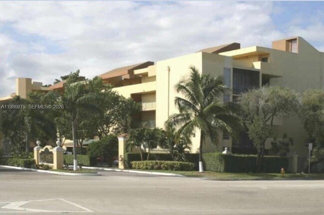 8860 Fontainebleau Blvd in Miami, FL - Building Photo - Building Photo