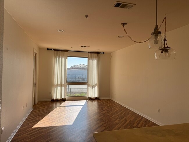 3887 Pell Pl, Unit 229 in San Diego, CA - Foto de edificio - Building Photo