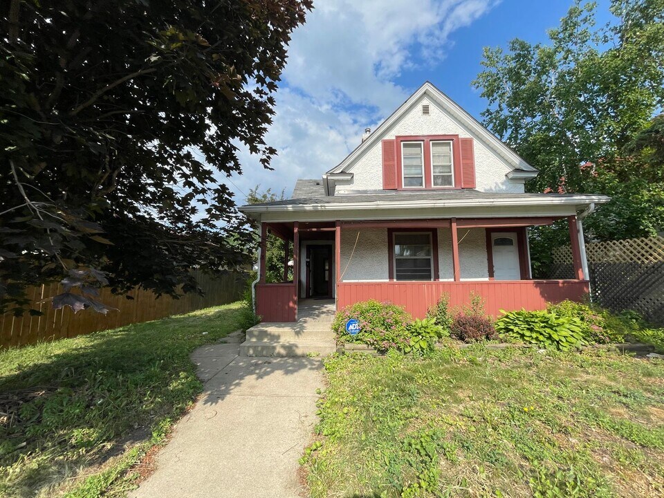 2418 California St NE in Minneapolis, MN - Building Photo