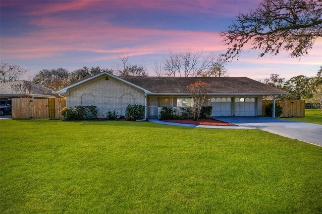 property at 1504 Holly Cir