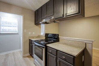 526 N Mendenhall Rd in Memphis, TN - Building Photo - Building Photo
