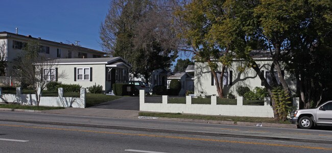 5627-5635 Monterey Rd in Los Angeles, CA - Foto de edificio - Building Photo