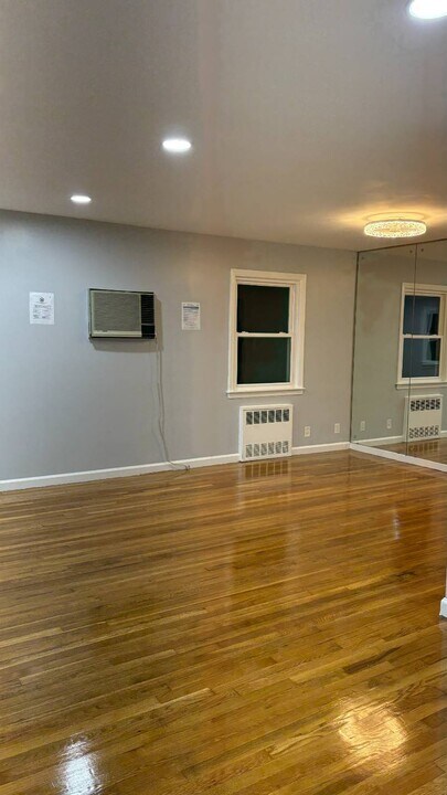 268-04 83rd Ave in Queens, NY - Foto de edificio