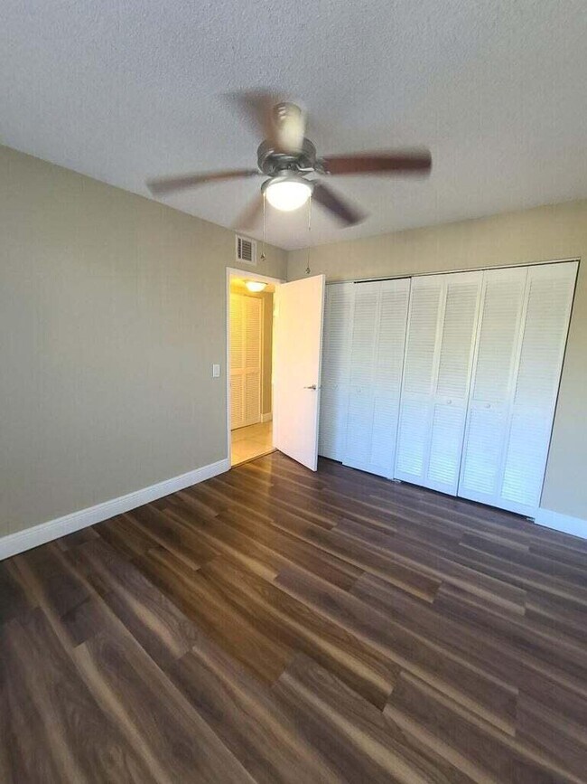 1517 Lake Crystal Dr, Unit E in West Palm Beach, FL - Foto de edificio - Building Photo