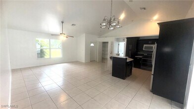 833 Eisenhower Blvd in Lehigh Acres, FL - Foto de edificio - Building Photo