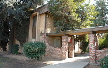 2325 E Shaw Ave in Fresno, CA - Building Photo - Building Photo