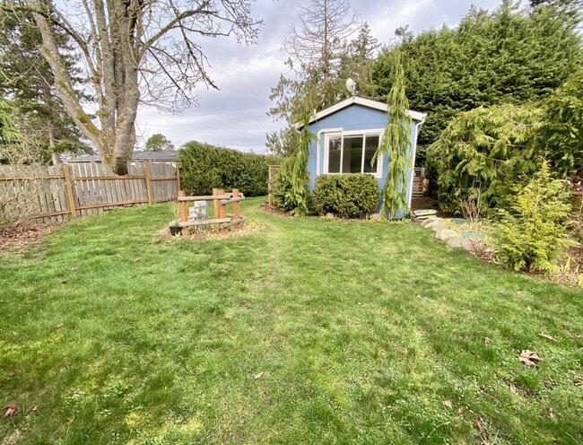 79 Alder St in Eastsound, WA - Building Photo - Building Photo