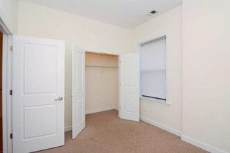 4712 N Sheridan Rd, Unit 32S in Chicago, IL - Building Photo - Building Photo