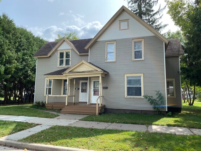619 Chicago Ave, Unit Upper